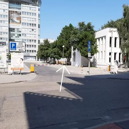 Living By The Bus Station Хостел *