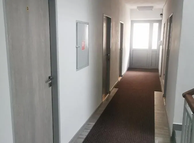 Living By The Bus Station Hostel Μπρατισλάβα